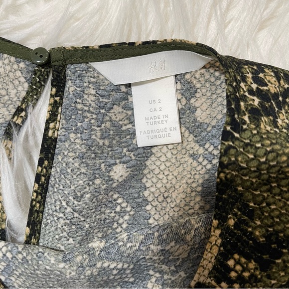 Snake print tie-waist blouse - Picture 5 of 5